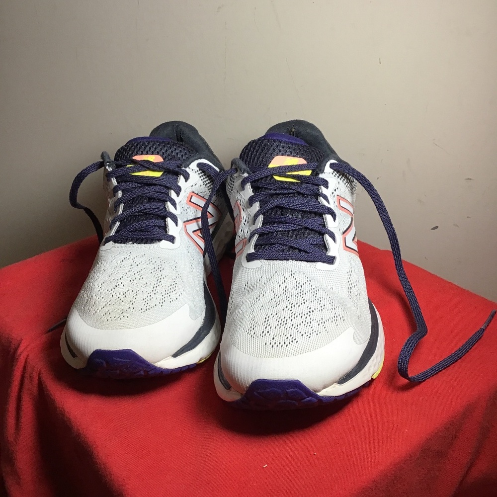 🔥New Balance, women’s size 8, fair condition, has hole inside heel left shoe 🔥